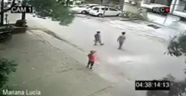 بالفيديو.. لحظة سرقة لصين طفلا خلال لهوه مع أصدقائه