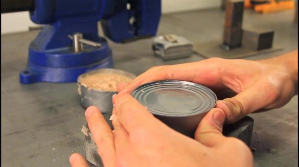 إليك طرق سهلة لفتح المعلبات دون فتاحة