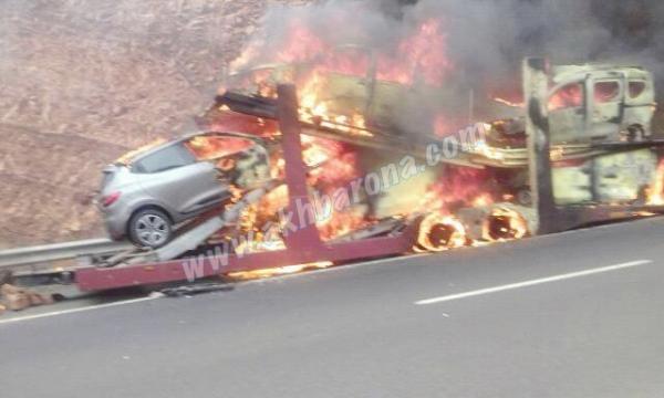 حصريا و بالصور : النيران تلتهم 5 سيارات جديدة كانت محملة على متن شاحنة و هذا ما خلفته‏