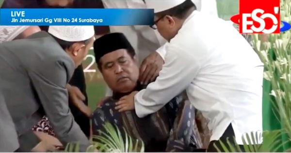 حسن الخاتمة : مقرئ شهير يسلم الروح إلى ربه و هو يرتل القرآن الكريم ( الفيديو)