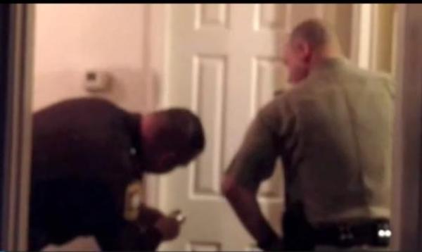 بالفيديو: شرطي أمريكي يطلق 11 رصاصة على شخص مختل عقلياً