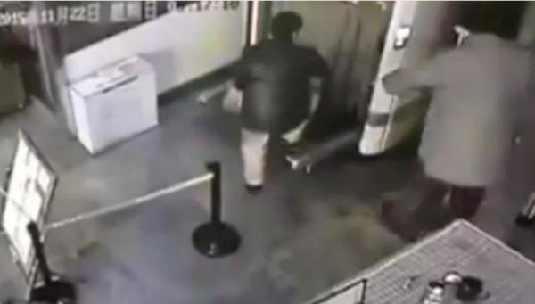 بالفيديو: مسافر مغفل يصعد على جهاز فحص الحقائب في المطار