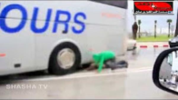 شاهد كيف يحاول أطفال صغار الدخول تحت حافلة متوجهة إلى الخارج