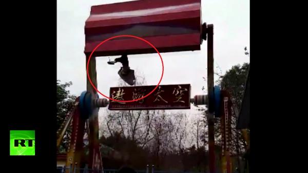 لحظة سقوط فتاة بمدينة ملاهي ووفاتها