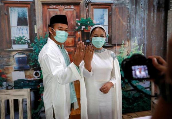 جائحة كورونا تفرض تغييرا جذريا لخطة عروسين بأهم يوم في حياتهما