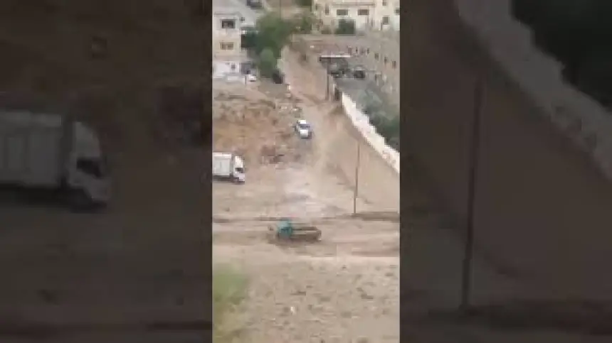 بالفيديو...سيول الأمطار تجرف حافلة وشاحنة ضخمة في الأردن !