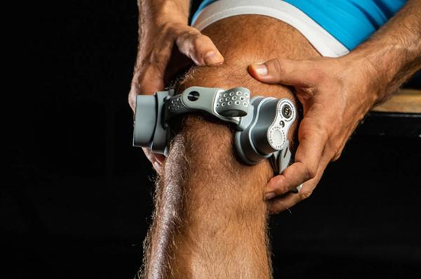 بالفيديو.. جهاز قابل للارتداء يعالج إصابات الركبة وآلام المفاصل