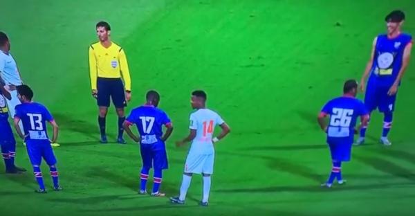 بالفيديو..ثعبان يفاجئ اللاعبين ويتسبب في توقيف مباراة بالسعودية