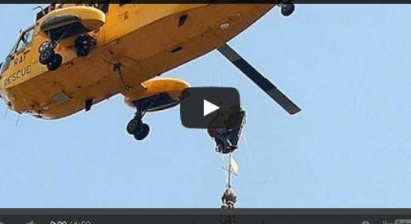 بالفيديو: إنقاذا مسنة علقت بين برجين باستخدام مروحية