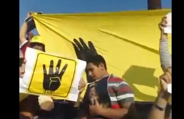 جماهير صن داونز ترفع شعار "رابعة" و صور الرئيس مرسي في مباراة الزمالك