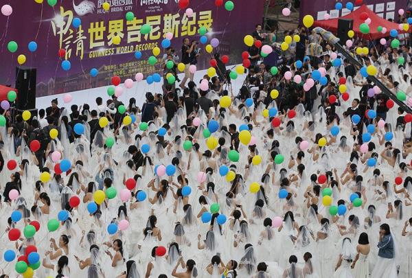 شاهد .. الصين تدخل "جينيس" بأكبر حشد من العرائس