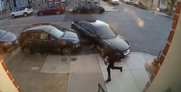 تحاول الانتقام من زوجها عن طريق محاولات دهسه بالسيارة(فيديو)