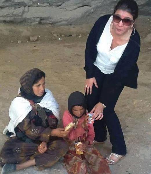 و تستمر "موضة شوفوني" .. برلمانية مغربية تلتقط صورة مع طفلة مسكينة و هي تعطيها علبة "دانون"