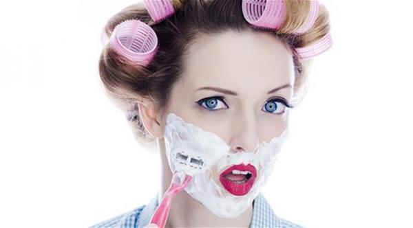 حلاقة وجه النساء.. أحدث صيحات عالم الجمال