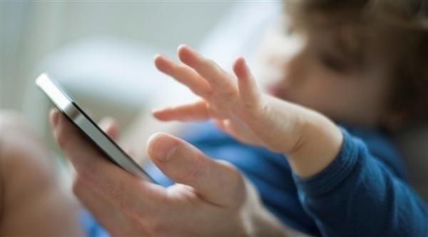 تقرير يحذّر: مشاهدة الأطفال للشاشات في تزايد