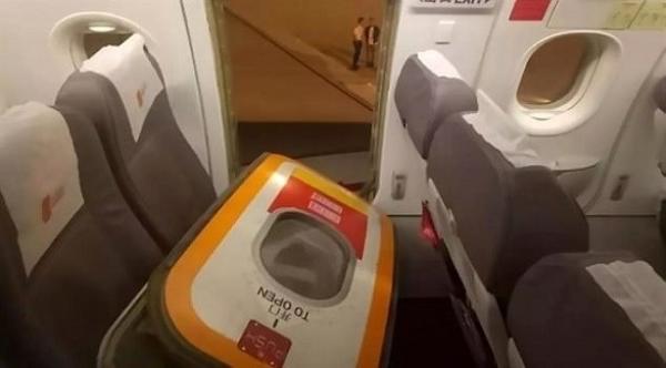 بالصور: شعر بالحر.. ففتح باب الطوارئ في الطائرة