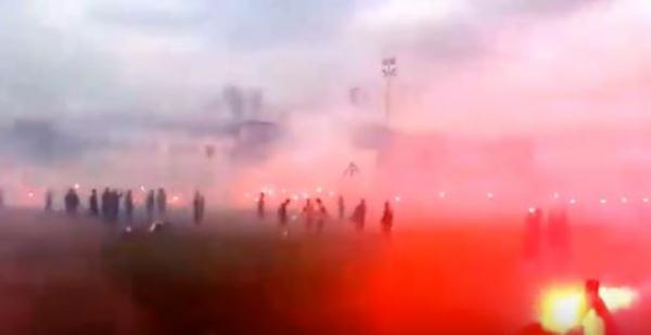 جماهير شالكه تشجع فريقها بطريقة فريدة في التداريب