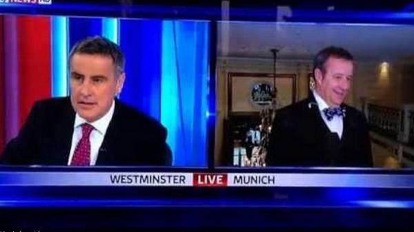 بالفيديو: الرئيس الإستوني يرفض مواصلة لقاء على الهواء بسبب نطق اسمه خطأ