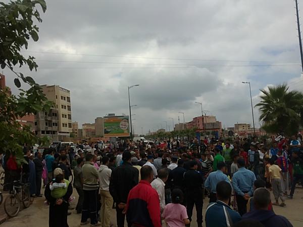 عاجل :اعتصام مفتوح وسط  الطريق الرئيسية للسكان المتضررين من الفيضانات ببني ملال