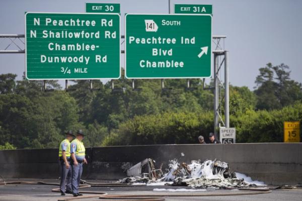 مقتل أربعة أشخاص في حادث تحطم طائرة خفيفة بطريق سيار أطلانطا