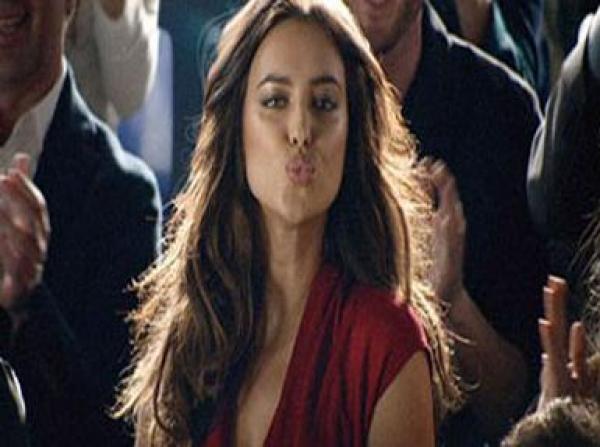 صديقة رونالدو تنشر صورها عارية تضامنا مع فتيات نيجيريا 