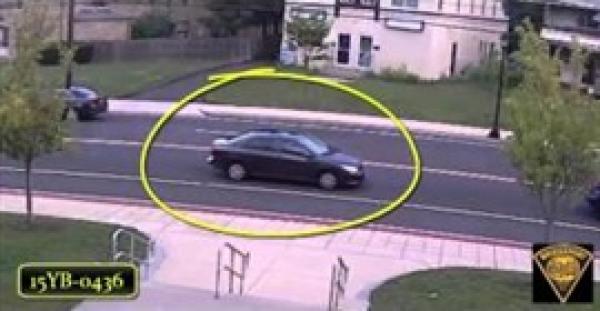 بالفيديو.. فتاة تلقى بنفسها من سيارة مسرعة هربا من الاختطاف