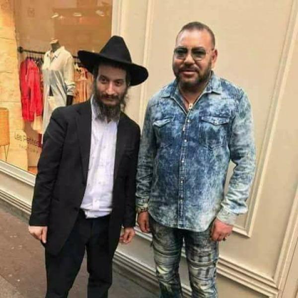 صورة للملك محمد السادس رفقة يهودي بباريس تثير فضول المغاربة عبر الفايسبوك