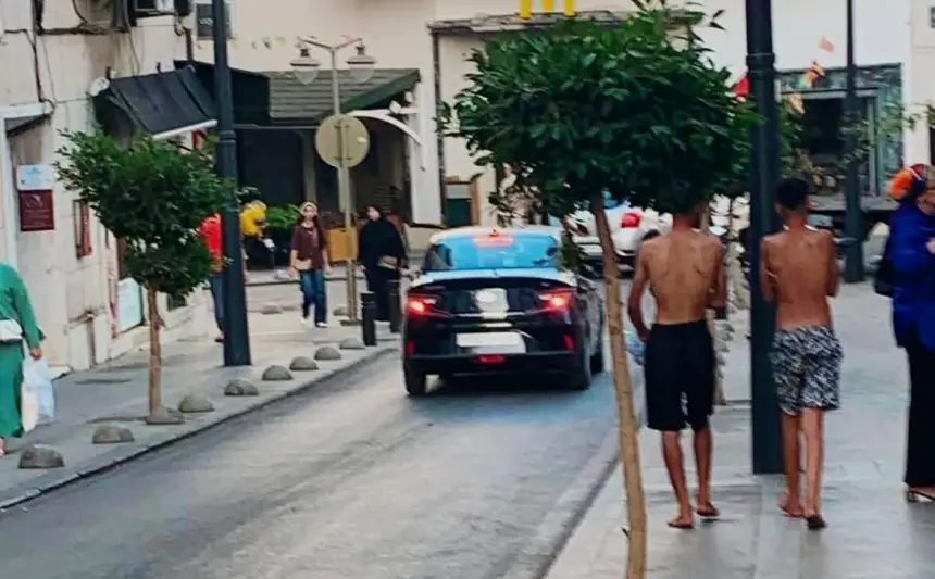 "ماشي فالبحر".. تجول مصطافين بـ"المايو" وسراويل السباحة في شوارع طنجة يثير غضبا عارما