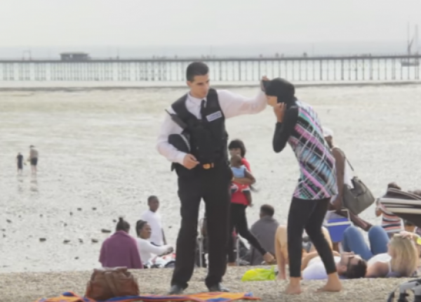 شرطي يُحاول نزع بوركيني محجبة بالقوة شاهد رد فعل المواطنين