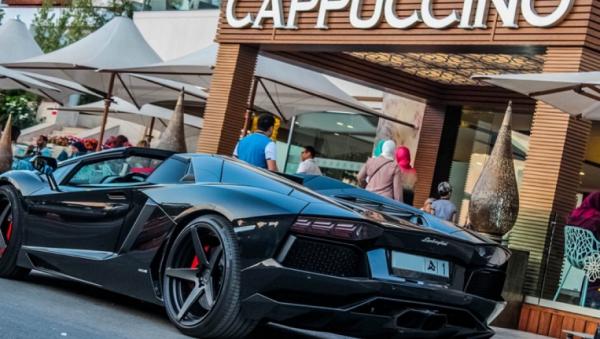 المصائب تنهال على رأس مالك مقهى "لاكريم" وهذا ما تمت مصادرته بعد الحجز على سيارتيه الفارهتين