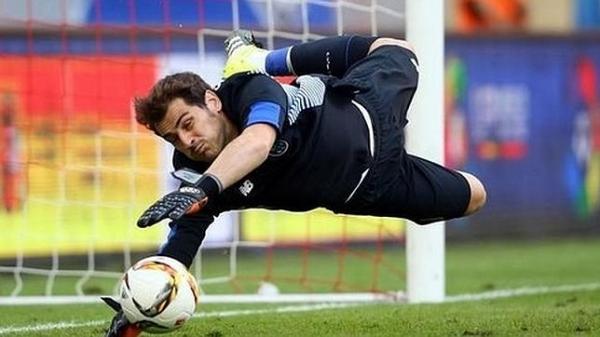 كاسياس يمدد عقده مع بورتو موسما إضافيا