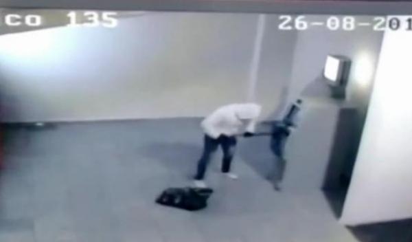 بالفيديو: لص يفجر آلة صرافة بالديناميت ليسرق محتوياتها