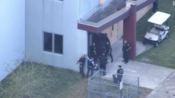 الولايات المتحدة: إصابة 20 شخصا في حادث طلاق نار بإحدى الثانويات في فلوريدا