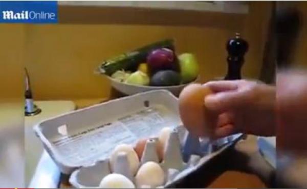 بالفيديو: يكسر بيضة ليجد واحدة أخرى بداخلها