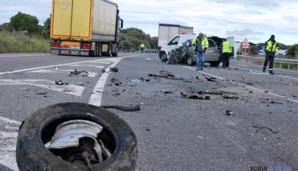 مصرع مغربي في حادث اصطدام خطير مع شاحنة محملة بالمشروبات الكحولية شمال اسبانيا (صور)