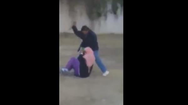 محاولة قتل رجل لزوجته في الشارع بسيدي قاسم و تدخل بطولي لأحد المارة