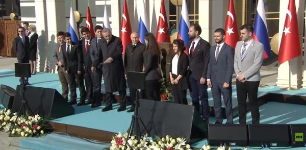 بالفيديو: أردوغان "يخطف" فتاة من بوتين ليلتقط صورة!