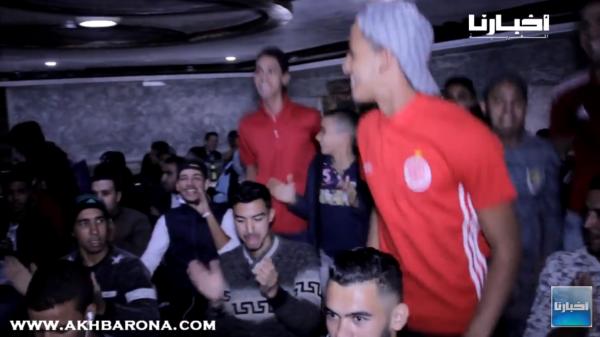 كاميرا أخبارنا ترصد أجواء الوداديين الذين لم يستطعيوا الذهاب للملعب وهذه رسالتهم للرجاويين