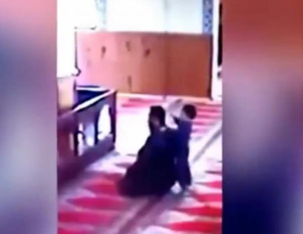 بالفيديو: كيف رد هذا الأب على محاولات طفله إزعاجه أثناء الصلاة؟