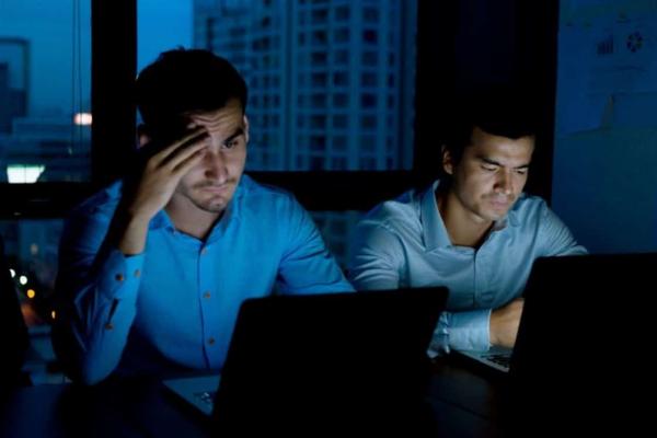 طبيب يحذر: العمل الليلي يسبب الإصابة بالأورام والسكري