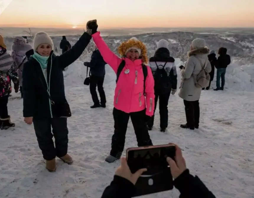 سكان مدينة روسية يحتفلون بأول شروق للشمس بعد 40 يوم من ليل قطبي