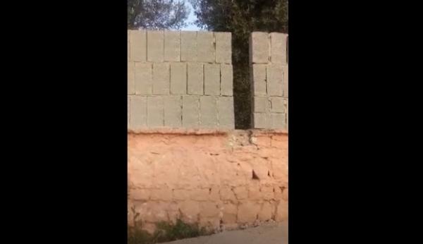 بالفيديو... نشطاء يفضحون مُقاولا بسبب "الغش" في بناء سور مدرسة ومديرية التعليم تدخل على الخط