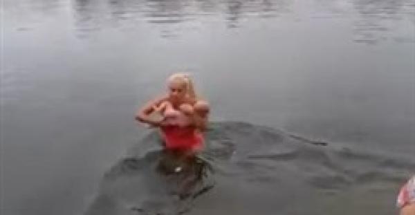 بالفيديو.. امرأة تغطس برضيعها في بحيرة متجمدة