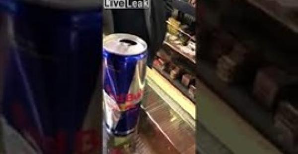 رجل يعثر على فأر داخل عبوة مشروب للطاقة (فيديو)