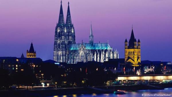 على خطى إيطاليا.. سكان كولونيا يتجمعون ويهتفون من شرفات المنازل