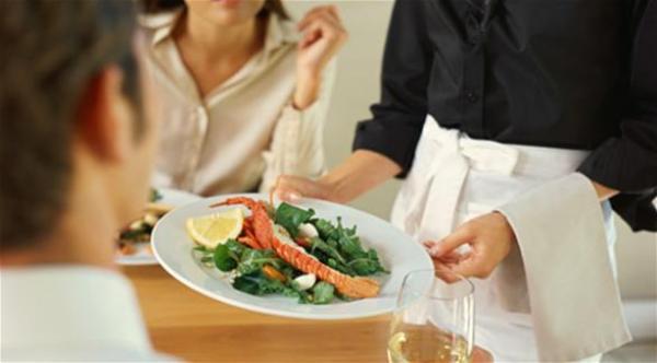 أمريكي يغازل نادلة.. ثم يسرق المطعم ليثير إعجابها