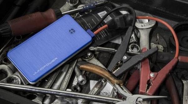 شاحن ذكي لاسلكي يستطيع شحن الهاتف و السيارة