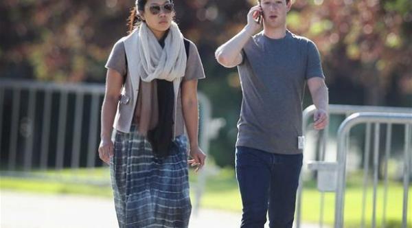 بالصور: لهذا السبب يرتدي مؤسس فيس بوك القميص نفسه دائماً