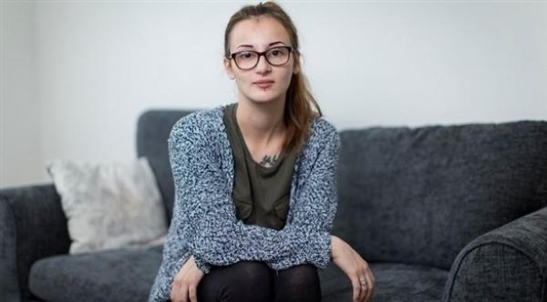 بعد بحث طويل عن والدها ..تكتشف أنه حاول قتلها عندما كانت طفلة صغيرة