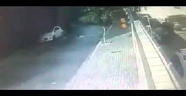 بالفيديو.. امرأة تنجو من الموت بأعجوبة